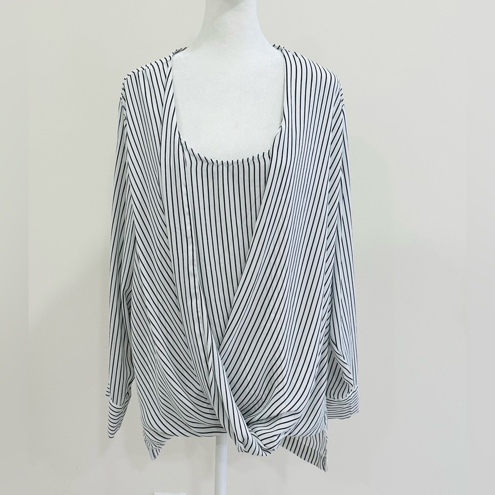 Tahari Women's Long‎ Sleeve Pinstripe Lightweight Blouse Size 1X